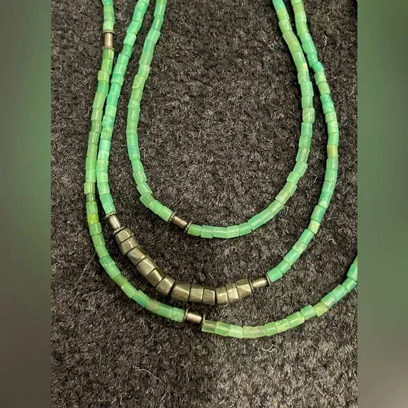 19” VM TRIPLE STRAND GREEN TURQUOISE GLASS BEADS & STERLING SILVER NECKLACE - Picture 3 of 5